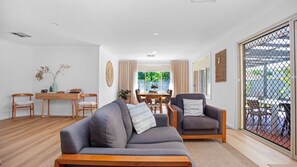 Smart TV - The Lazy Pelican - Tea Gardens (Tea Gardens)