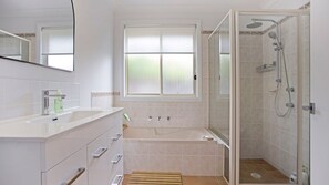 Shower - The Lazy Pelican - Tea Gardens (Tea Gardens)