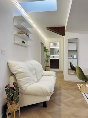 TV - COZY ATTIC DESIGNER, 1 MINUTE FROM THE METRO, IDEAL FOR FAMILIES (Milano)