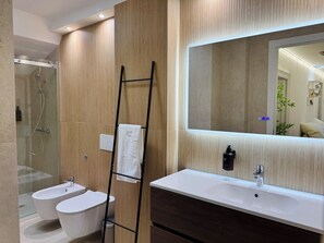 Hair dryer, bidet, towels, soap - COZY ATTIC DESIGNER, 1 MINUTE FROM THE METRO, IDEAL FOR FAMILIES (Milano)