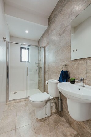 Hair dryer, bidet, towels, shampoo - Luxurious 2-bedroom apartment with Backyard in Sliema (Tas-Sliema)