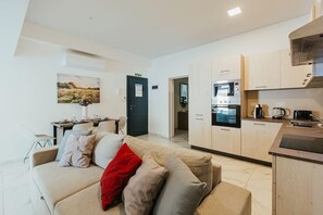 Smart TV - Luxurious 2-bedroom apartment with Backyard in Sliema (Tas-Sliema)