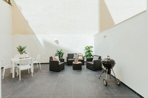 Outdoor dining - Luxurious 2-bedroom apartment with Backyard in Sliema (Tas-Sliema)