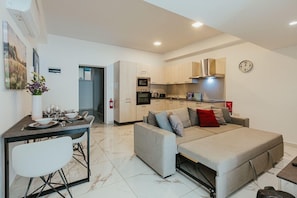 Smart TV - Luxurious 2-bedroom apartment with Backyard in Sliema (Tas-Sliema)