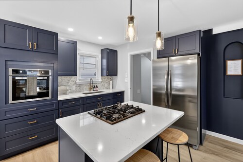 Stunning Modern Home close to Downtown & Airport