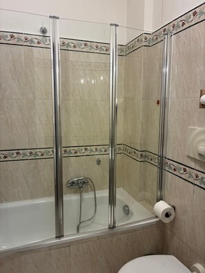 Bidet, toallas, jabón, papel de baño 