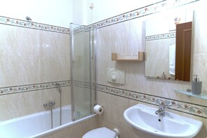 Asciugacapelli, bidet, asciugamani, sapone