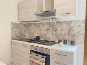 Frigorifero, microonde, forno, piano cottura