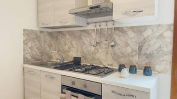 Refrigerador, microondas, horno, placa de cocina