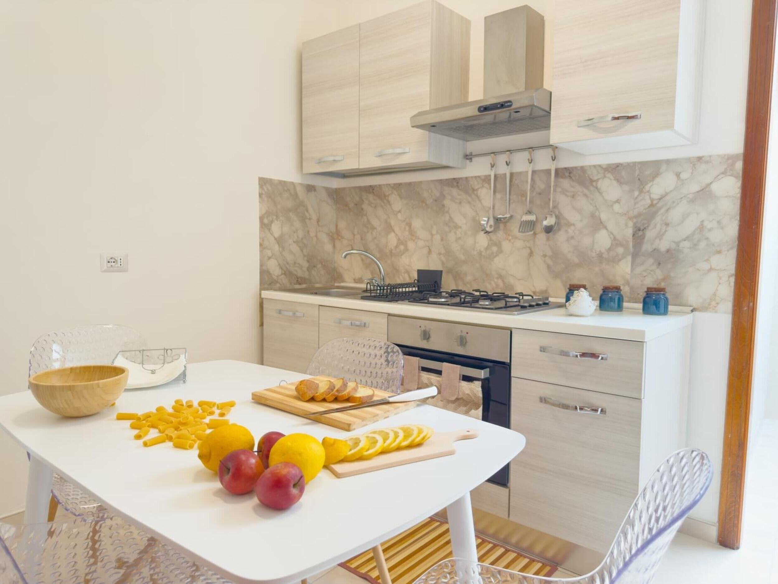 Frigorifero, microonde, forno, piano cottura