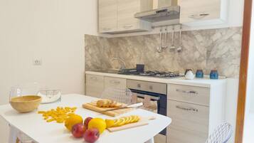 Frigorifero, microonde, forno, piano cottura