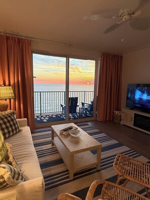 Smart TV - Beautiful Boardwalk reno, king bed + bunks, perfect for couple or young family! (Panama City Beach)