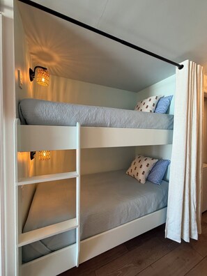 1 bedroom, iron/ironing board, free WiFi, bed sheets - Beautiful Boardwalk reno, king bed + bunks, perfect for couple or young family! (Panama City Beach)