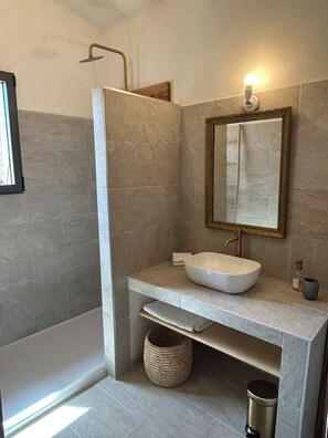 Douche, serviettes fournies