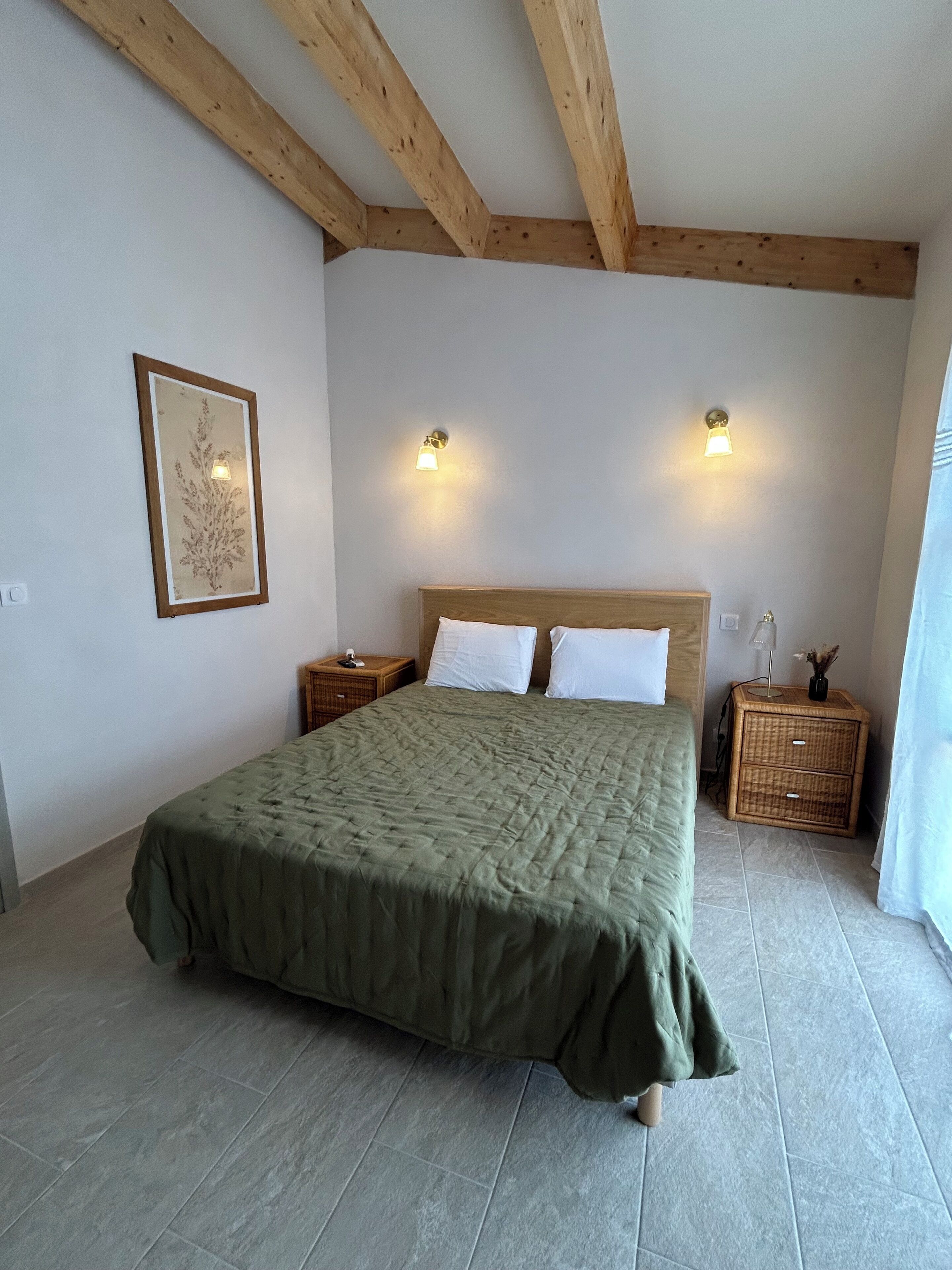 1 soverom, strykejern/-brett, reiseseng for barn og sengetøy