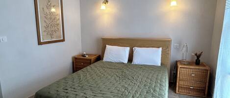 1 soverom, strykejern/-brett, reiseseng for barn og sengetøy