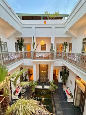 المنطقة المحيطة بالمنشأة