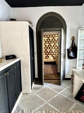 المنشأة من الداخل