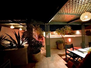 تناول الطعام بالخارج