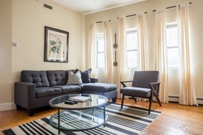 TV - Walk everywhere - Seaport, North End, Beacon Hill.  Steps from MBTA public transit.  Keyless Entry! (Boston)