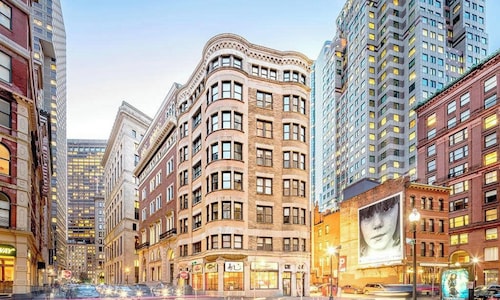 Walk everywhere - Seaport, North End, Beacon Hill.  Steps from MBTA public transit.  Keyless Entry!