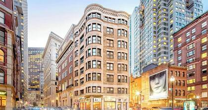 Walk everywhere - Seaport, North End, Beacon Hill. Steps from MBTA public transit. Keyless Entry!