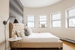 Desk, iron/ironing board, WiFi, bed sheets - Walk everywhere - Seaport, North End, Beacon Hill.  Steps from MBTA public transit.  Keyless Entry! (Boston)