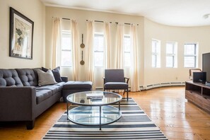 TV - Walk everywhere - Seaport, North End, Beacon Hill.  Steps from MBTA public transit.  Keyless Entry! (Boston)