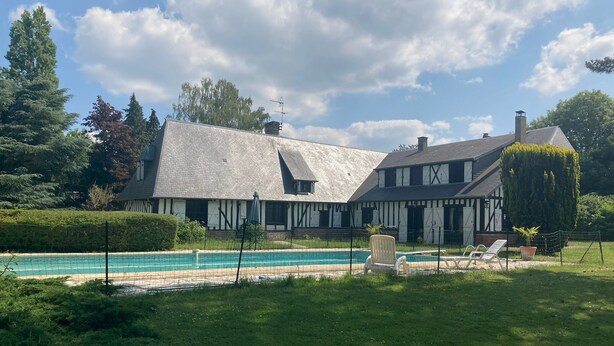 A two-story house with a swimming pool and a well-maintained lawn. - Normandy country house (pool+tennis) 16 pers (Brionne)