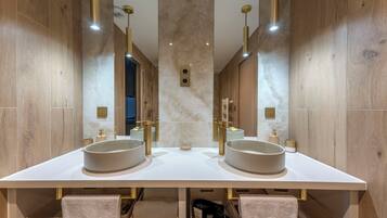 Baignoire à jets, sèche-cheveux, serviettes fournies, savon