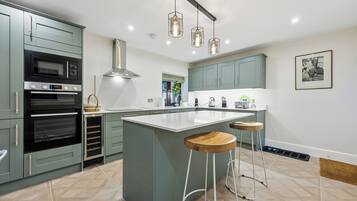 Cottage | Private kitchen | Dishwasher, cookware/dishes/utensils