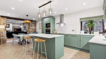 Cottage | Private kitchen | Dishwasher, cookware/dishes/utensils