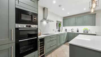 Cottage | Bếp riêng | Máy rửa bát, dụng cụ nấu nướng/bát dĩa/dao nĩa