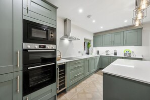 Cottage | Cuisine privée | Lave-vaisselle, batterie de cuisine, vaisselle et ustensiles