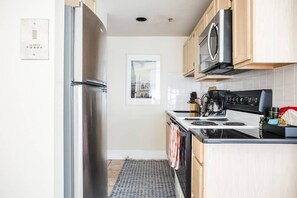 Fridge, microwave, oven, stovetop - Steps to North End, Aquarium, and all Touristy spots.  Nearby to Hospitals, ideal for medical stays. (Boston)