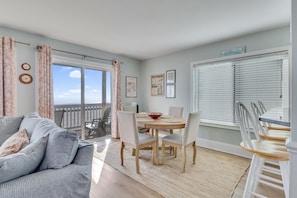 Dining - Sand Fiddler Surf and Sun - Oceanfront condo with private deck! (Carolina Beach)