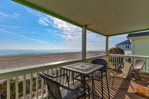 Outdoor dining - Sand Fiddler Surf and Sun - Oceanfront condo with private deck! (Carolina Beach)