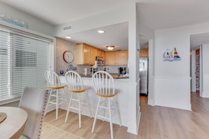 Dining - Sand Fiddler Surf and Sun - Oceanfront condo with private deck! (Carolina Beach)