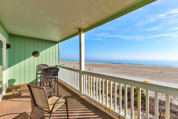 Property grounds - Sand Fiddler Surf and Sun - Oceanfront condo with private deck! (Carolina Beach)