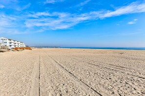 On the beach - Sand Fiddler Surf and Sun - Oceanfront condo with private deck! (Carolina Beach)