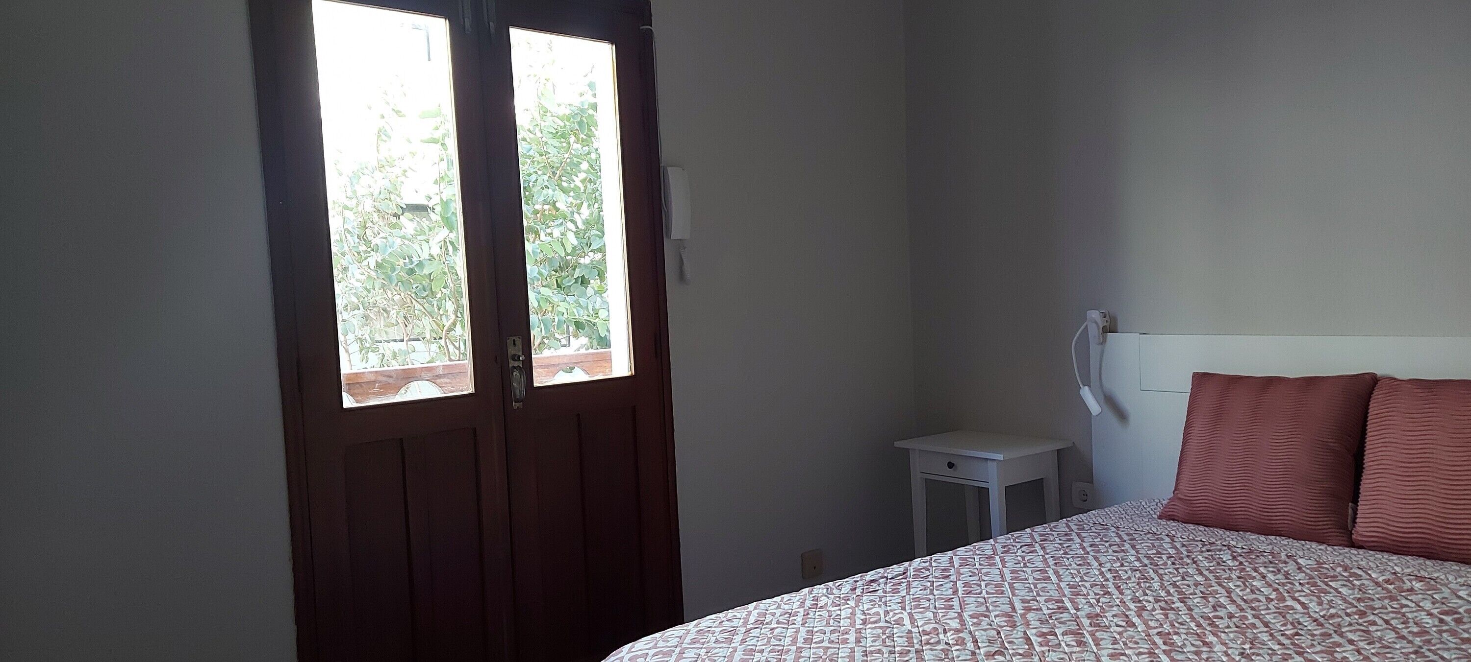 3 slaapkamers, een strijkplank/strijkijzer, wifi, beddengoed