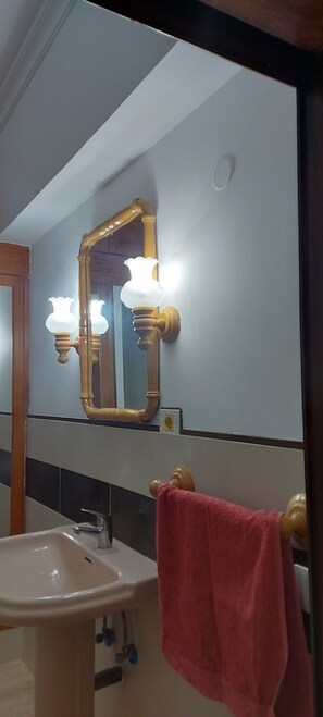 Suihku, hiustenkuivaaja, pyyhkeet