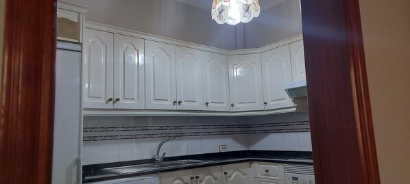 Frigorífico, microondas, horno y placa de cocina