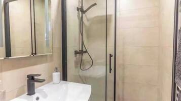 SĂšche-cheveux, serviettes fournies, savon, papier toilette