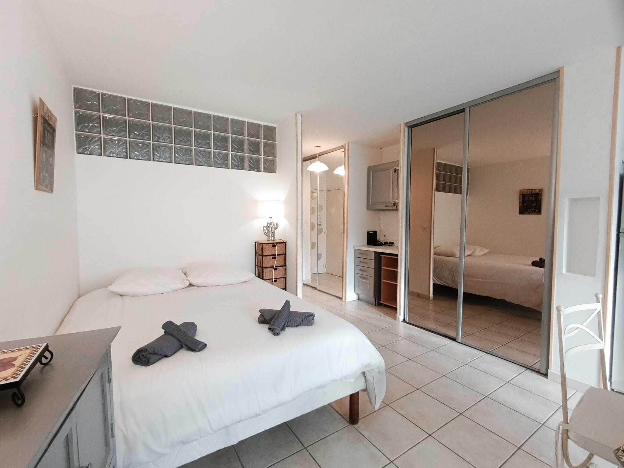 Tabla de planchar con plancha, wifi, ropa de cama