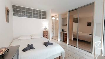 Tabla de planchar con plancha, wifi, ropa de cama
