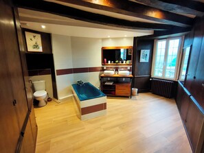 Deluxe Triple Room, Garden View | Bathroom | Hair dryer, towels, soap, toilet paper - La Provosterie (Ahuillé)