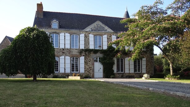 A large stone building with multiple windows and a central entrance. - La Provosterie (Ahuillé)