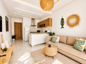 Une cuisine moderne avec des appareils électroménagers blancs, un îlot central et des meubles de cuisine en bois.