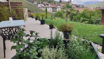 Studio, Garden View | Outdoor dining